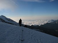 07_Claudia impegnata nella salita sopra il mare di nuvole